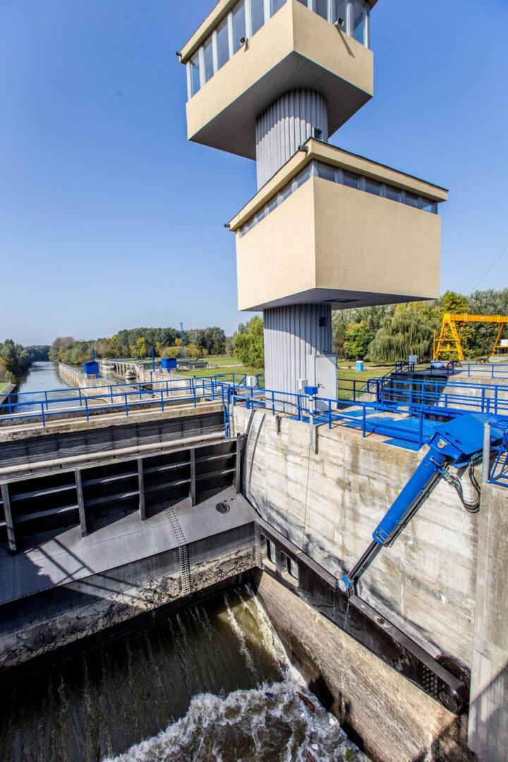 A Zala – Balaton – Sió vízrendszer főbb elemei a siófoki vízlépcső és a keselyűsi torkolati mű. Ennek zsilipeit is a Bosch Rexroth szakemberei újították fel