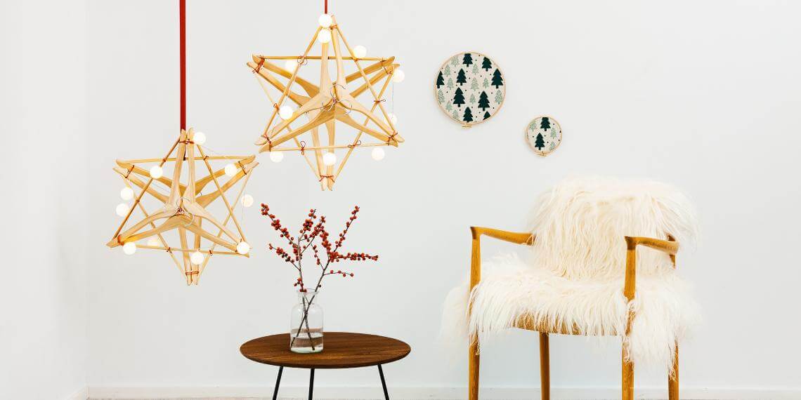 Kész is az ünnepi csillárunk! Ha pedig már nincs tovább rá szükségünk, percek alatt könnyen szétbonthatjuk, és a vállfákat újra rendeltetésszerűen tudjuk használni.