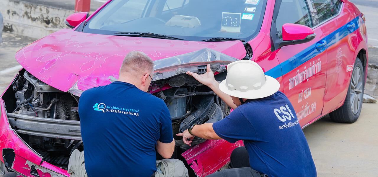 Thomas Lich, a Bosch balesetkutatója egy súlyos balesetet szenvedett rózsaszín taxit vizsgál