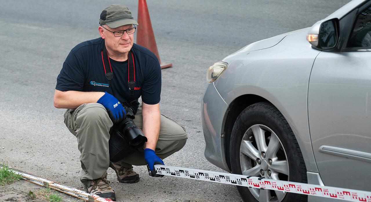 A baleseti helyszín pontos felmérése elengedhetetlen precíz adatok gyűjtéséhez és későbbi elemzéséhez.