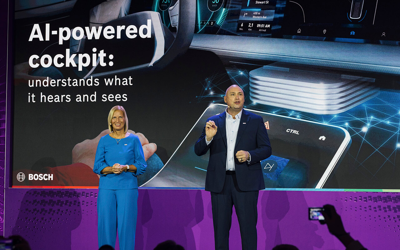 Tanja Rückert, a Bosch igazgatóságának tagja (balra), Paul Thomas, a Bosch észak-amerikai elnöke (jobbra)