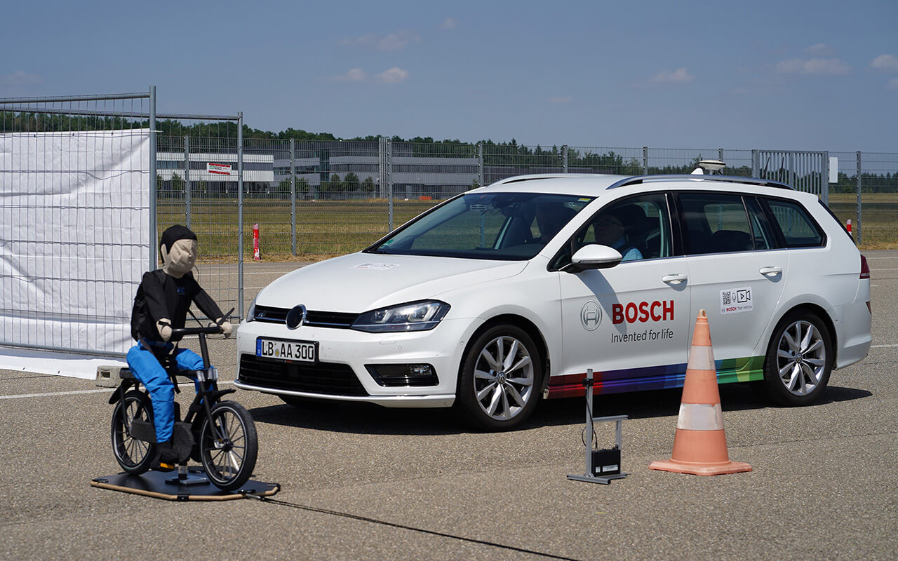 V2X tesztelés: a kerékpáros bábu megúszta a veszélyes manővereket