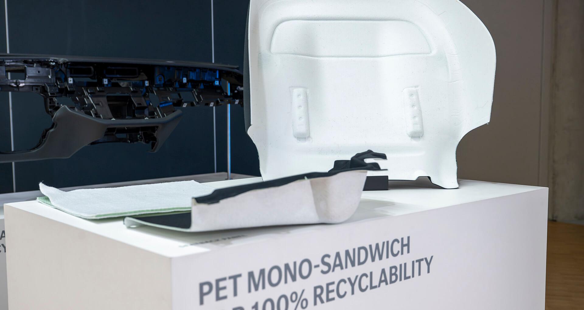 Újrahasznosított PET-ből készült szendvicsszerkezetű ajtópanel