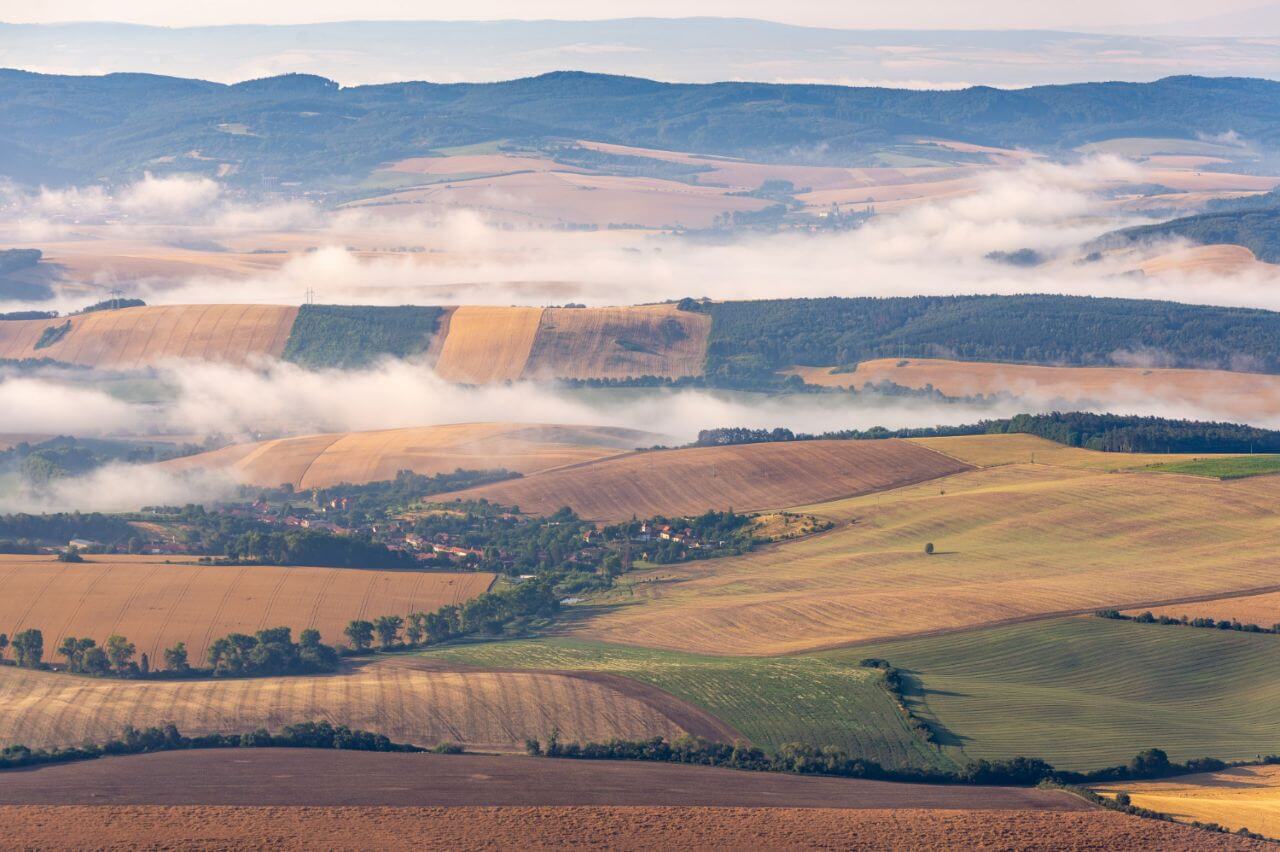 Magyarországon is végeztek kutatásokat. A legmagasabb, összesített ritkaföldfém-koncentrációt a Mátrában, az úgynevezett recski ércesedésben találták.