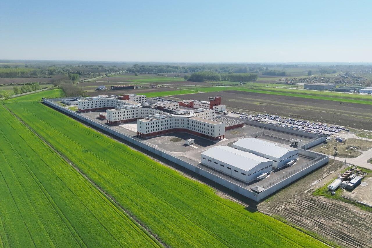 A Csengeri Országos Büntetés-végrehajtási Intézet madártávlatból. Kép forrása: https://www.facebook.com/bvcsenger