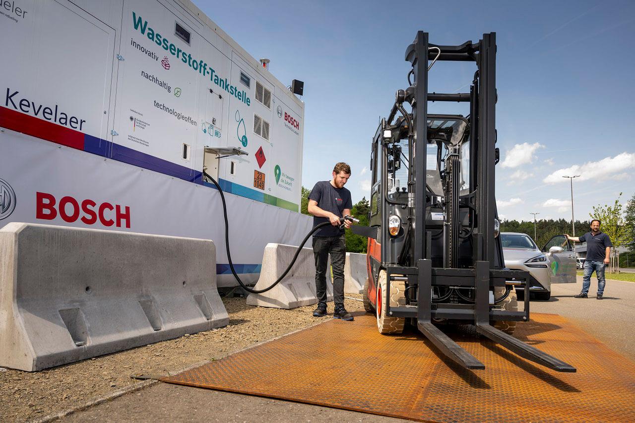 A Bosch komolyan gondolja: üzemanyagcellás targoncát tankolnak a vállalat egyik németországi telephelyén