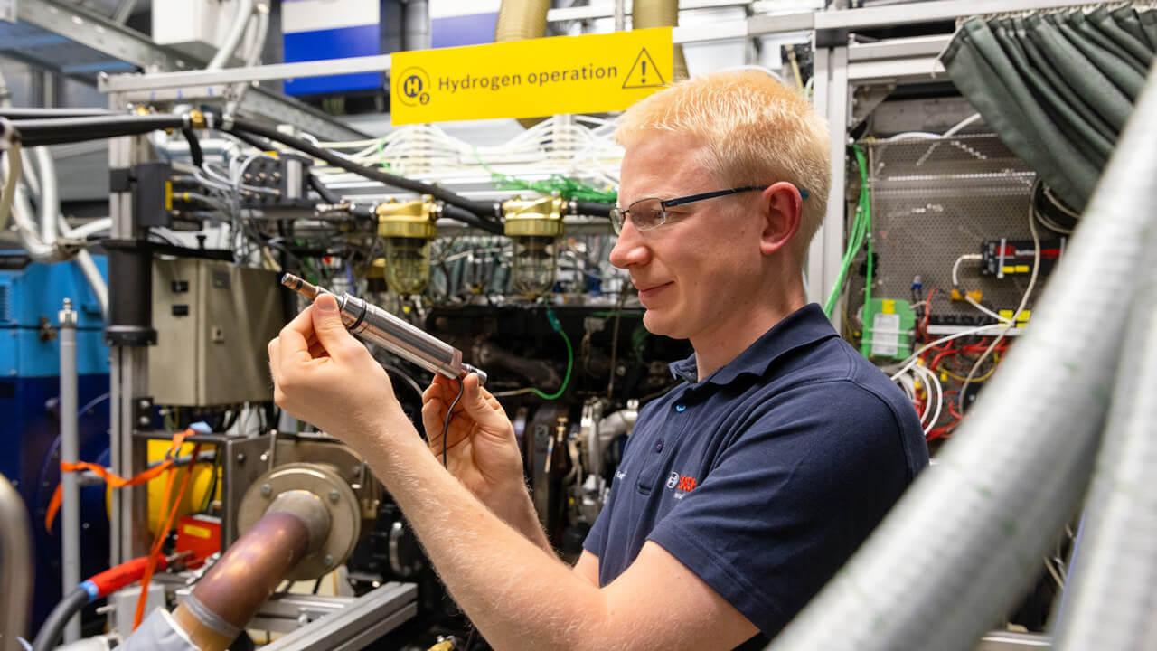 Ha a hidrogénről, mint üzemanyagról beszélünk, akkor mindenkinek az üzemanyagcella jut eszébe, pedig a belső égésű motorok is átalakíthatók a hidrogén üzemanyagra